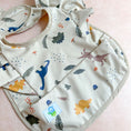 Cargar la imagen en la vista de la galería, 2 baberos impermeables con olanes y bolsillo Babybamboo