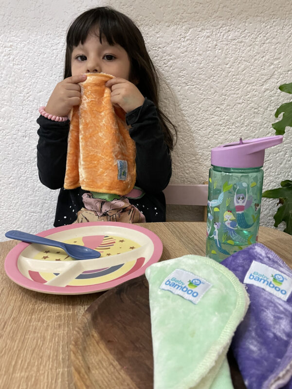 niña con set de comida