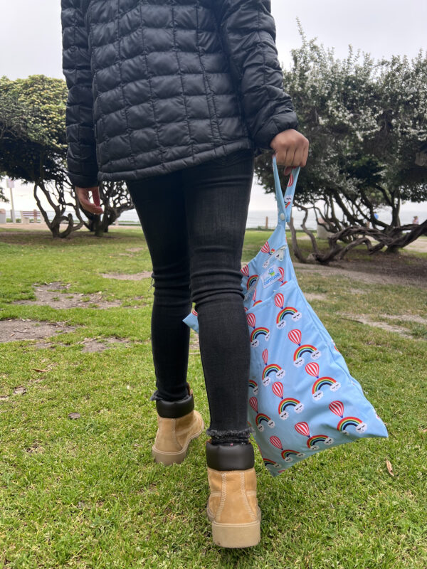 mama utilizando bolsa para pañales babybamboo